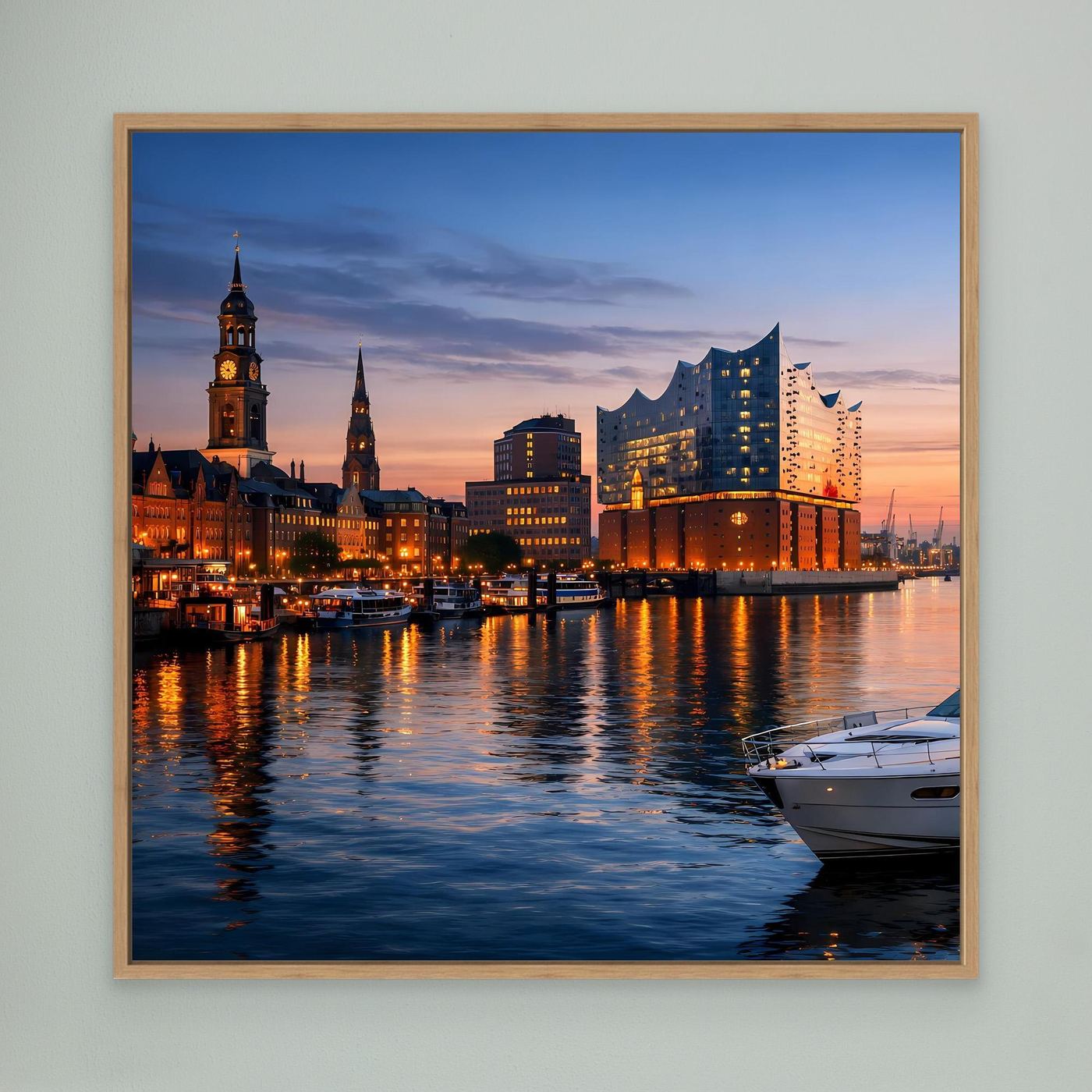 Leinwand-Wandbild mit Skyline am Wasser bei Dämmerung, beleuchtete Gebäude und Boot, Eichenrahmen