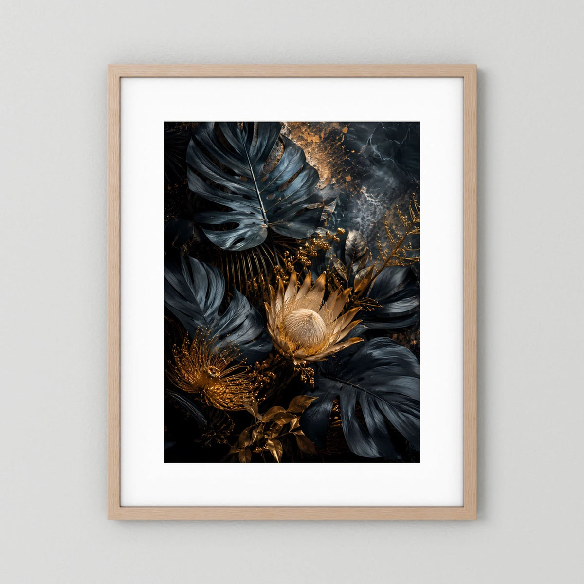 Kunstposter im Hochformat mit hellem Holzrahmen: schwarze Blätter, goldene Details