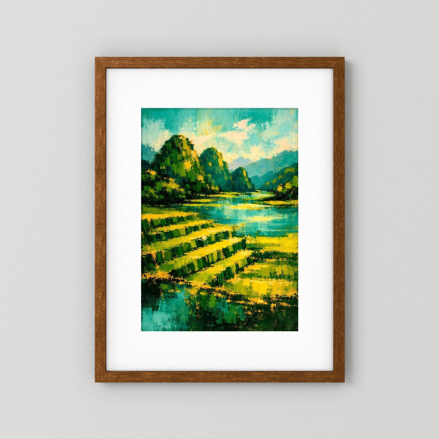 Hochformat-Poster mit abstrakter Flusslandschaft in Grün und Gold, Holzrahmen mit weißem Rand.