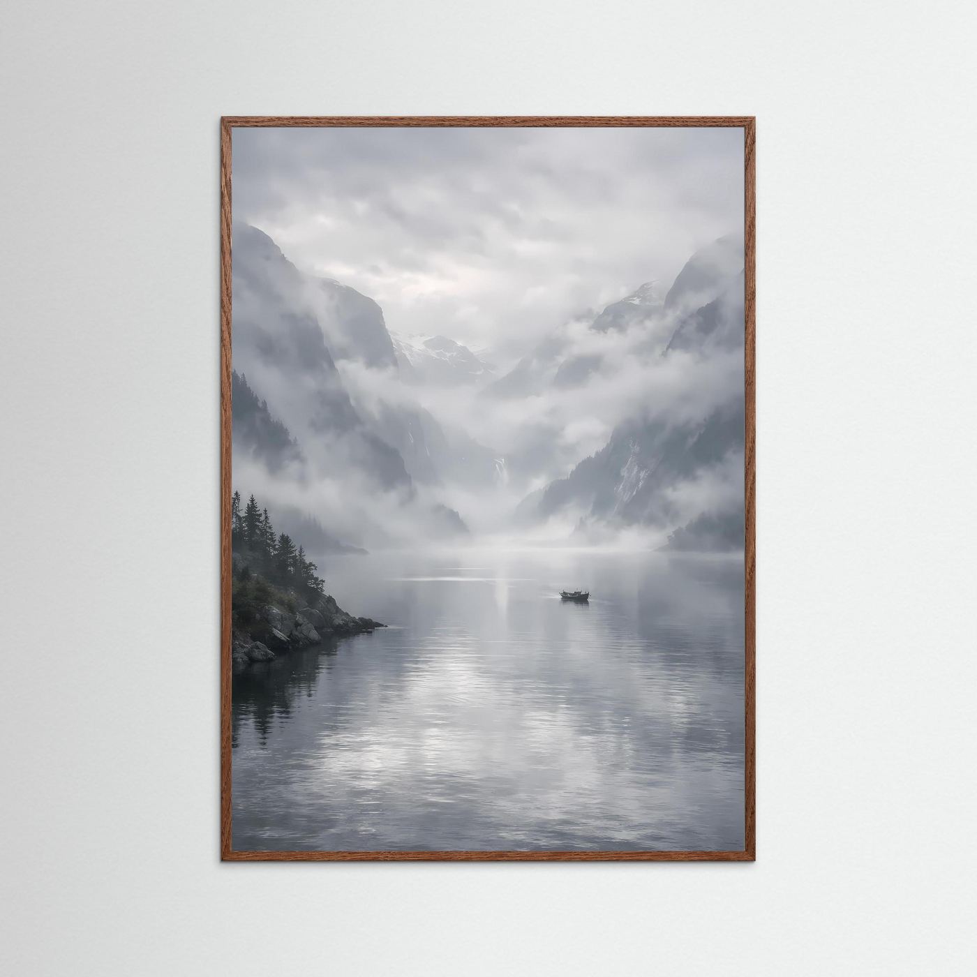 Poster im dunkel-eichenfarbenen Rahmen: Fjord mit Boot im Morgennebel und Spiegelung.
