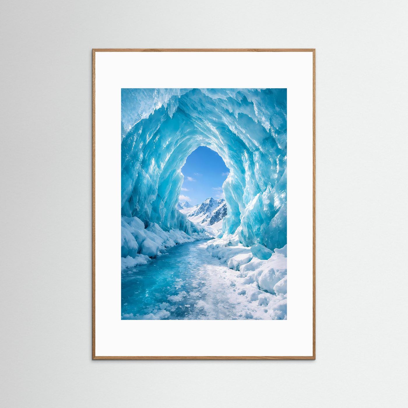 Vertikales Poster mit Eishöhle, blauer Lichtöffnung und schneeweißem Eis, brauner Holzrahmen