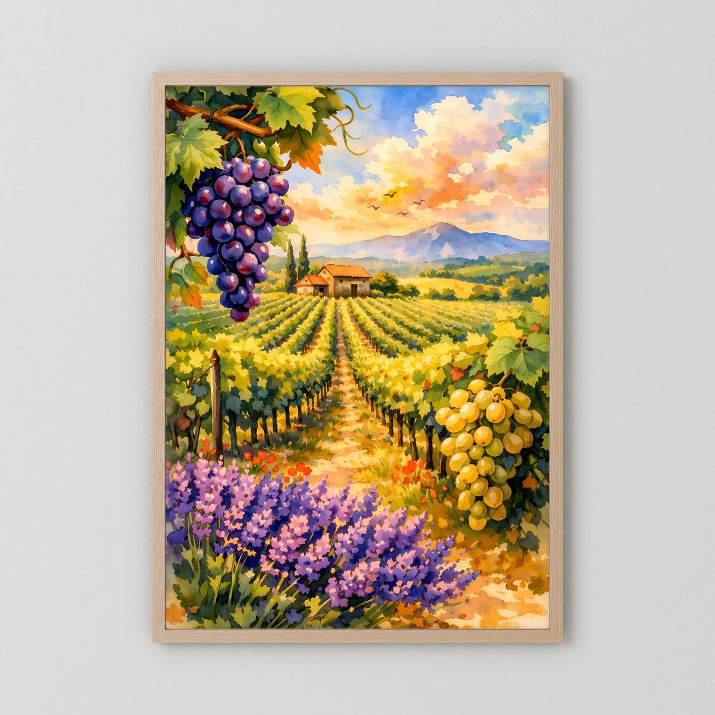 Poster Hochformat mit Weinberg, Trauben und Lavendelblüten, Holzrahmen hellbraun