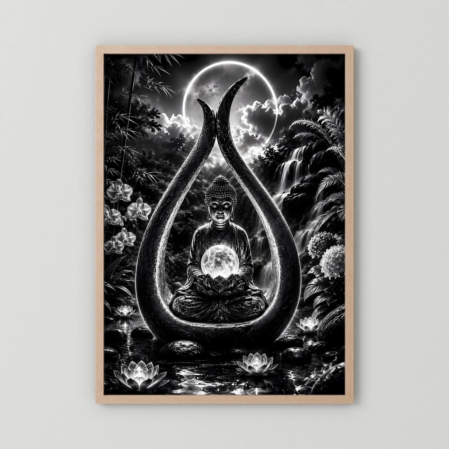 Hochformatiges Zen-Poster mit sitzendem Buddha im Tropfen-Motiv, Schwarzweiß, mit Eichenrahmen.