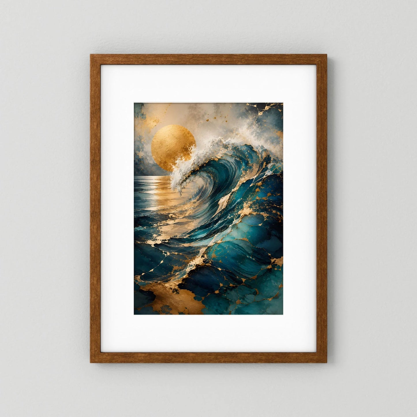 Kunstposter „Goldene Welle“ mit braunem Holzrahmen: abstrakte Welle in Petrol/Türkis, goldene Sonne