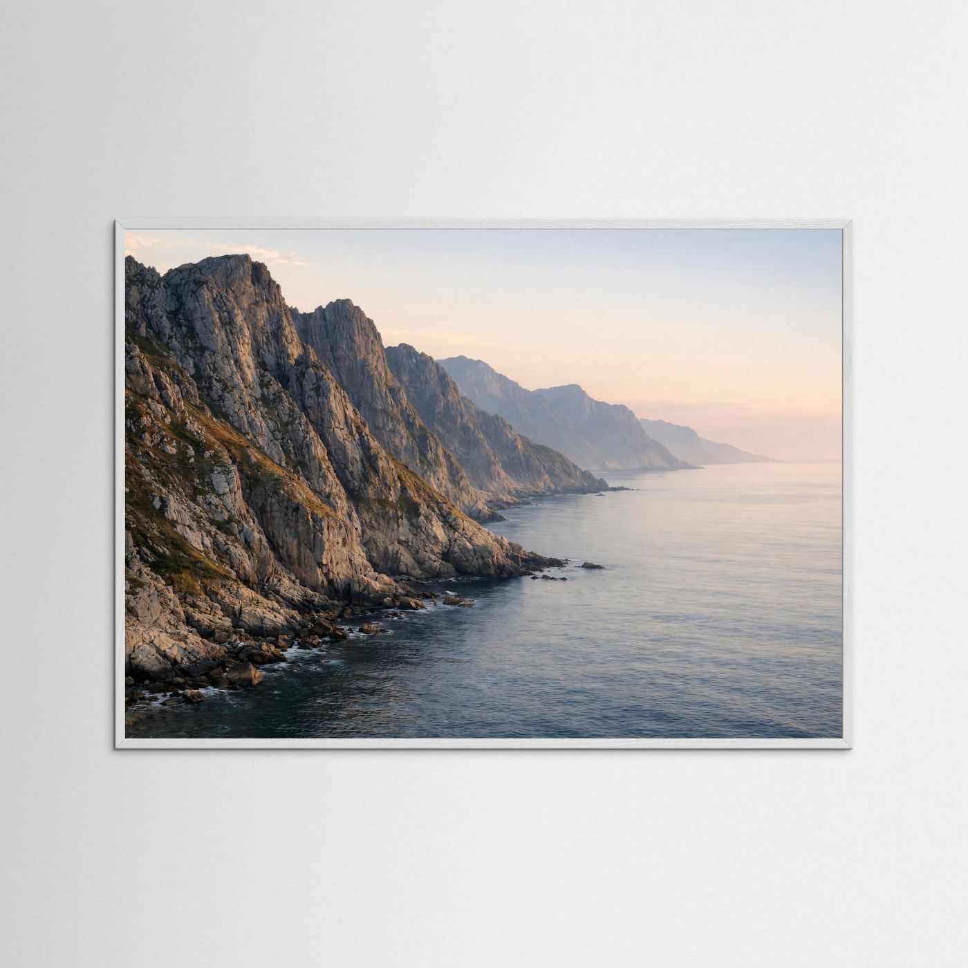 Querformat-Poster mit Küste, Felsklippen und Meer bei Dämmerung, weißer Holzrahmen
