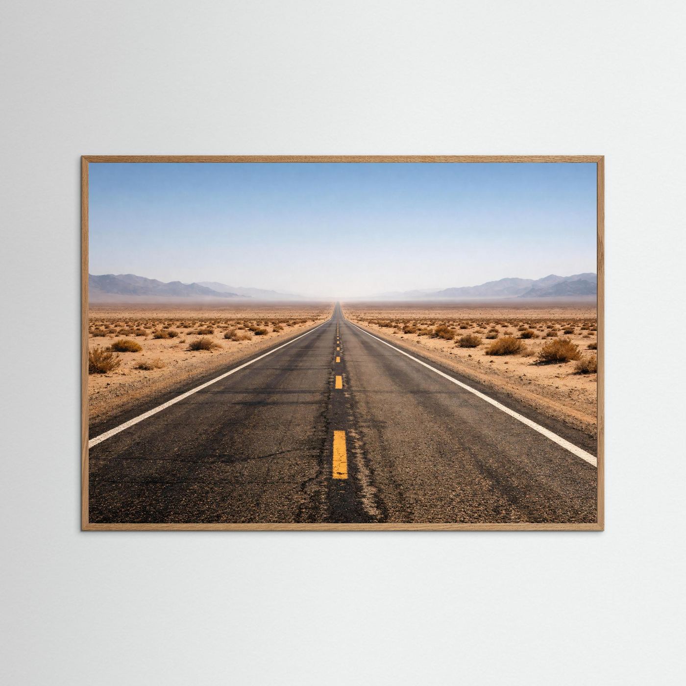 Wüstenstraßen-Panorama Poster im hellen Eichenrahmen: Highway durch Sand und Büsche