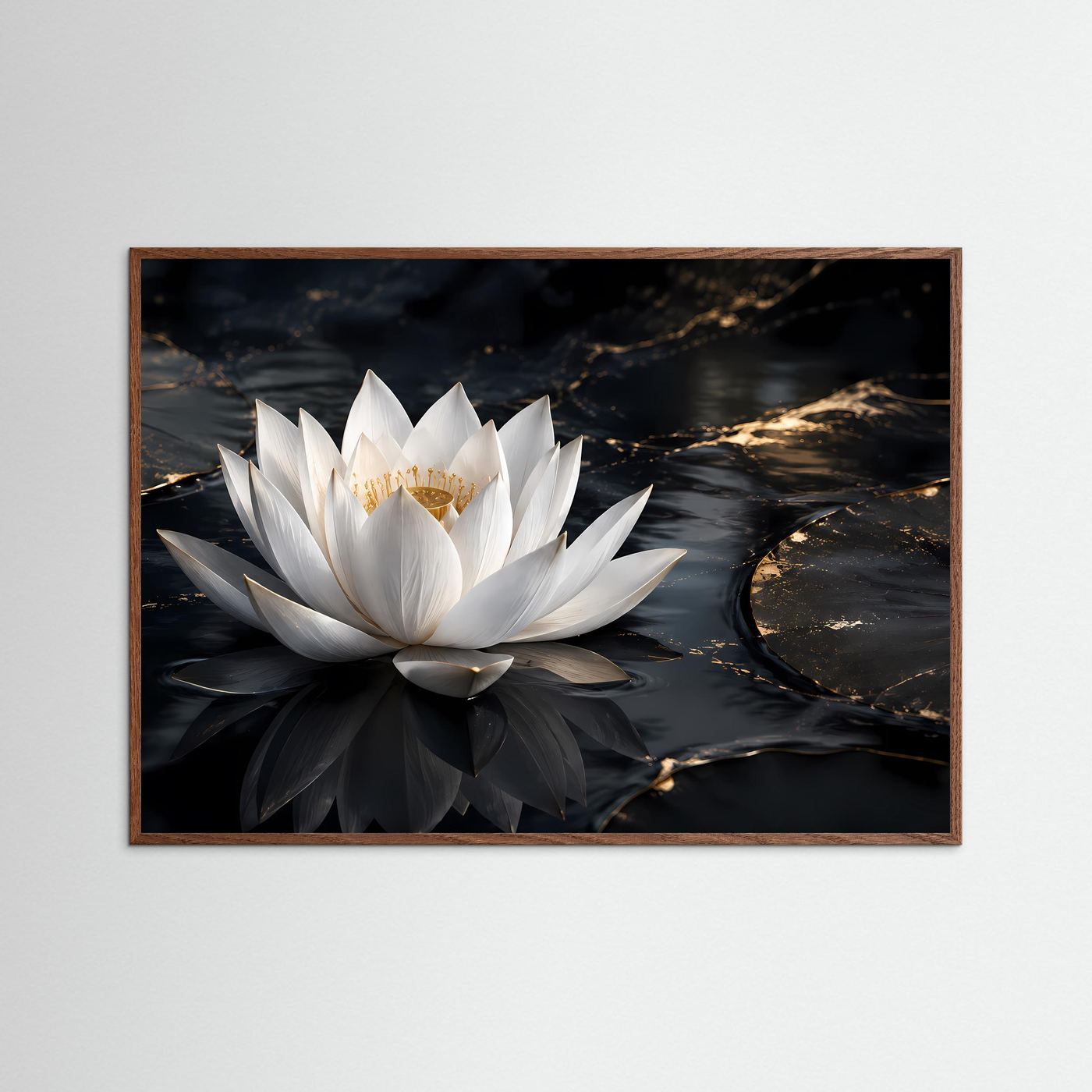 Lotus-Wandbild mit weißer Blüte auf dunklem Wasser und goldenen Linien, brauner Holzrahmen