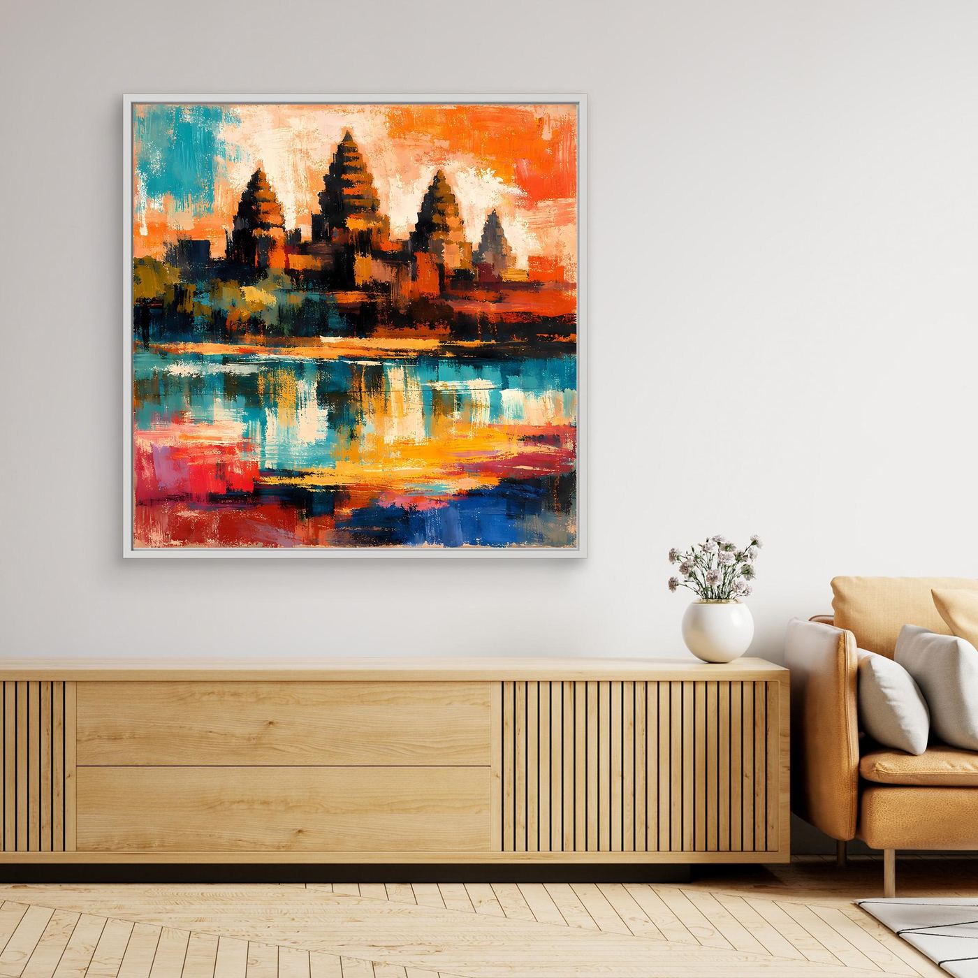 Wandbild mit abstrakter Pyramiden-Silhouette, buntem Hintergrund und Wasserreflexion, weiß gerahmt
