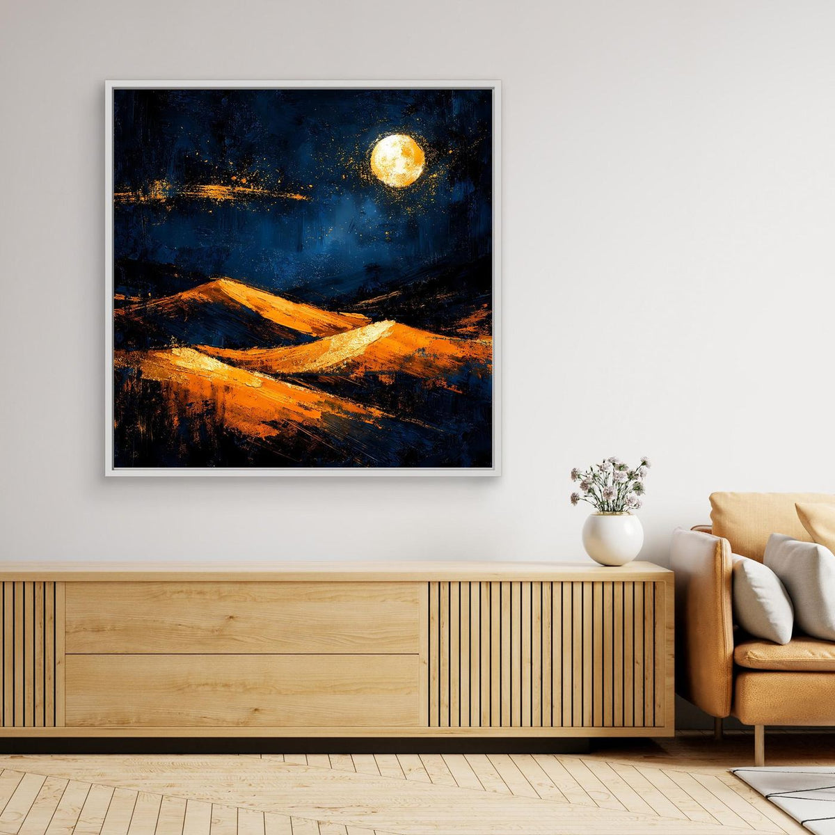 Wandgemälde mit abstrakten Dünen in Dunkelblau und Gold, Vollmond, weißer Rahmen