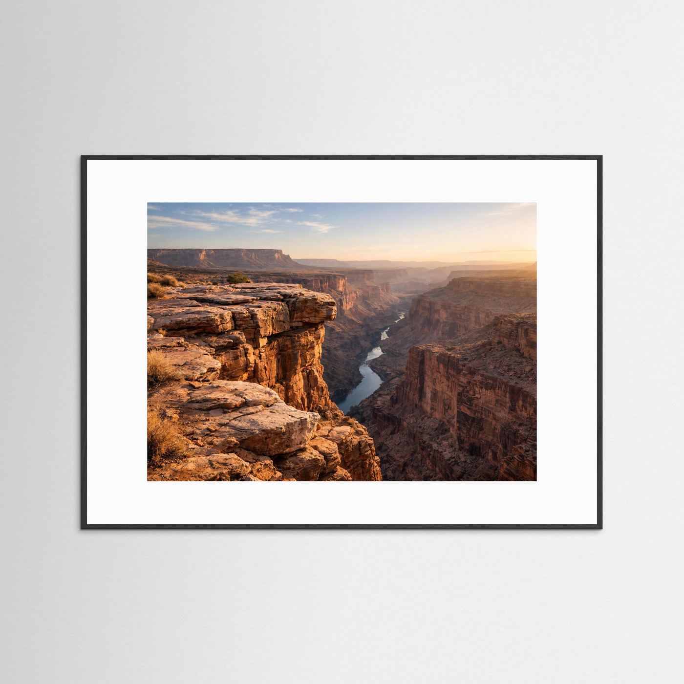 Grand-Canyon-Poster im Querformat mit schwarzem Rahmen und weißem Rand: Felsen, Fluss