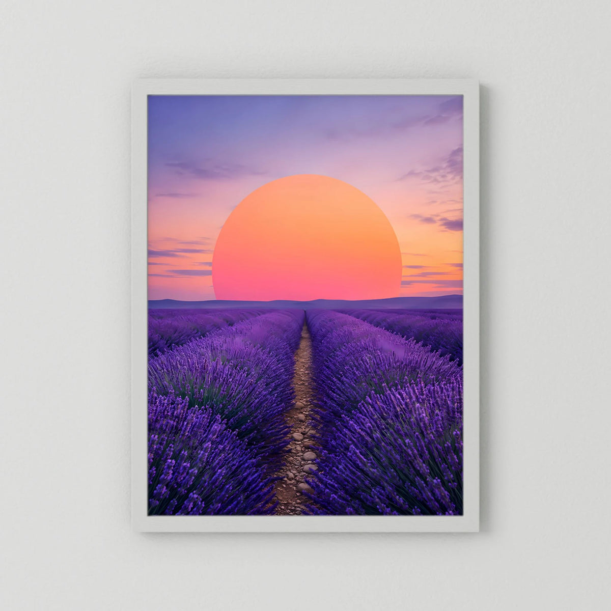 Hochformat-Poster mit weißem Rahmen: lila Lavendelfeld und große orangefarbene Sonne