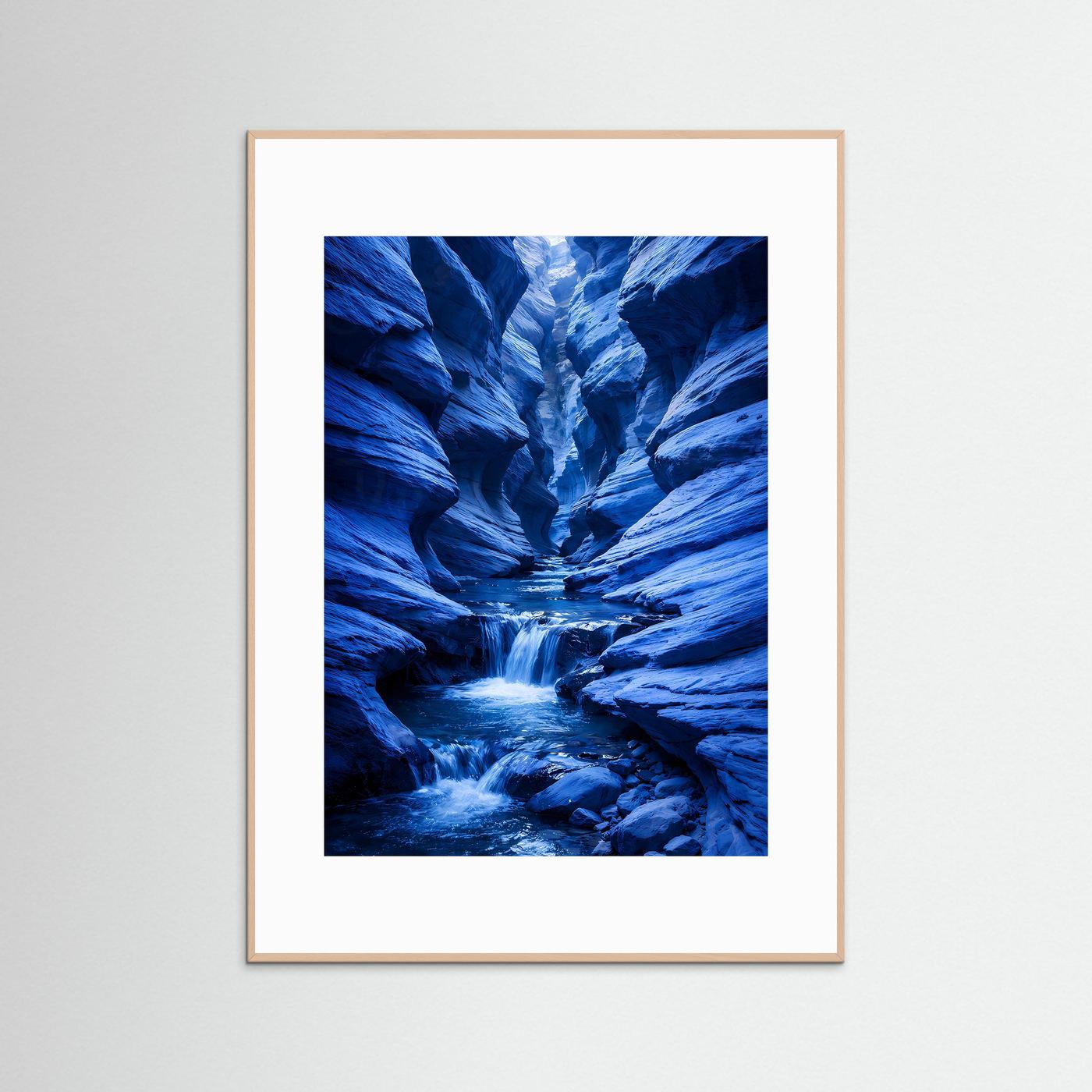 Indigo-Canyon-Poster mit blauem Flusslauf, im hellen Holzrahmen