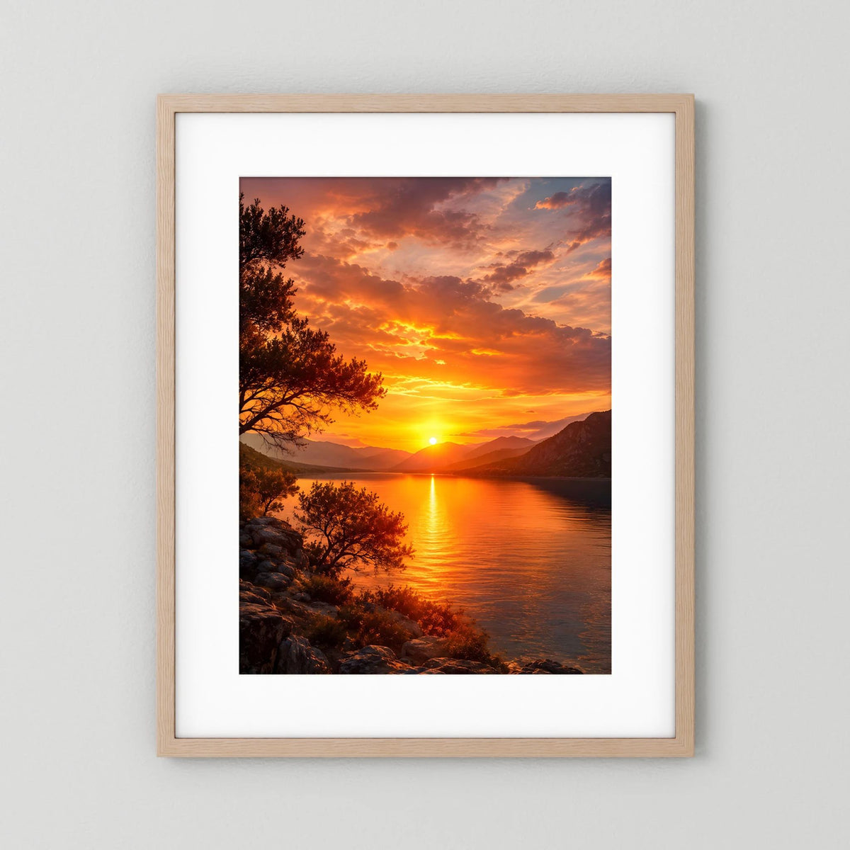 Hochformat-Poster Sonnenuntergang über See und Berge, heller Holzrahmen mit weißem Rand