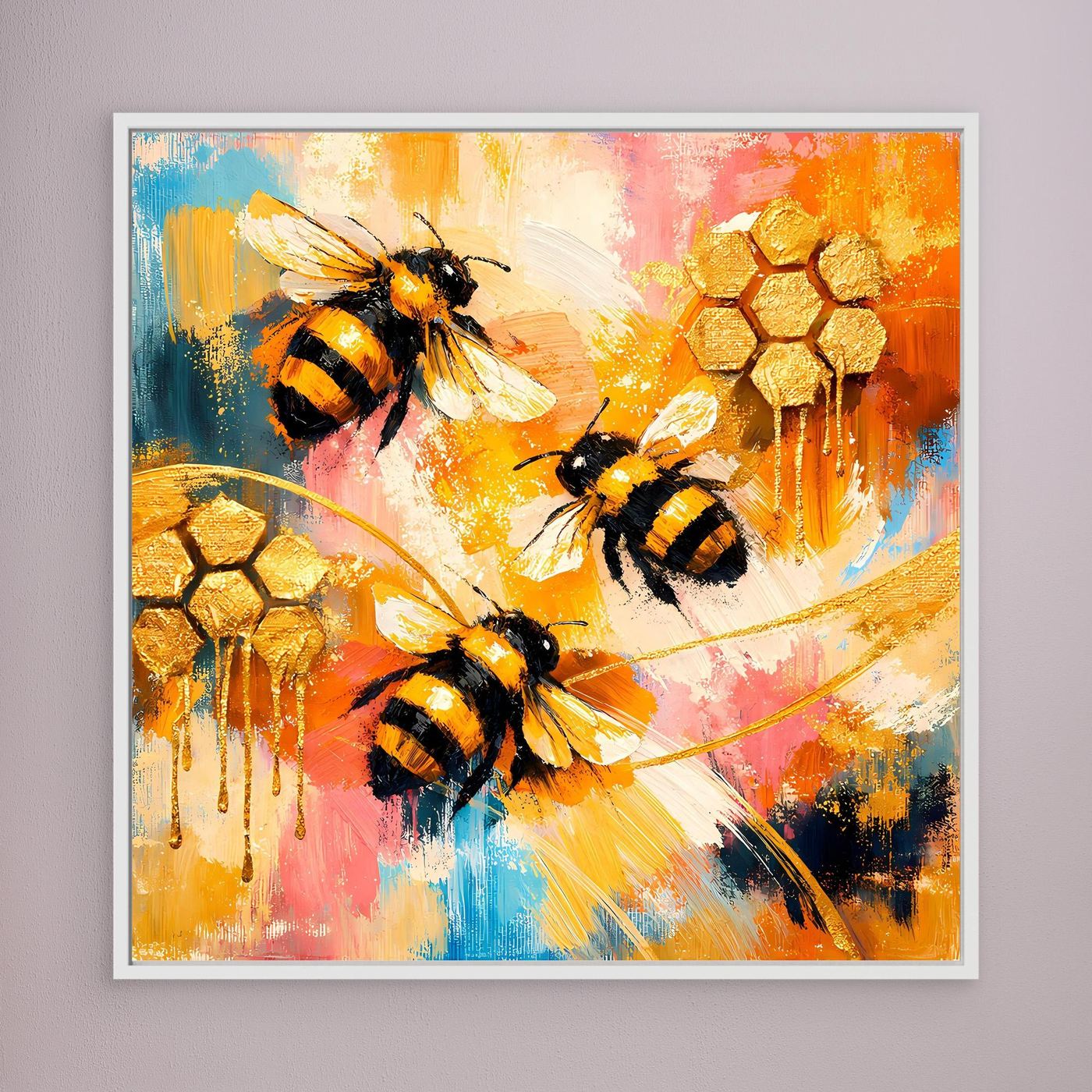 Leinwandbild mit abstrakten Bienen und goldenen Waben, weiß gerahmt.