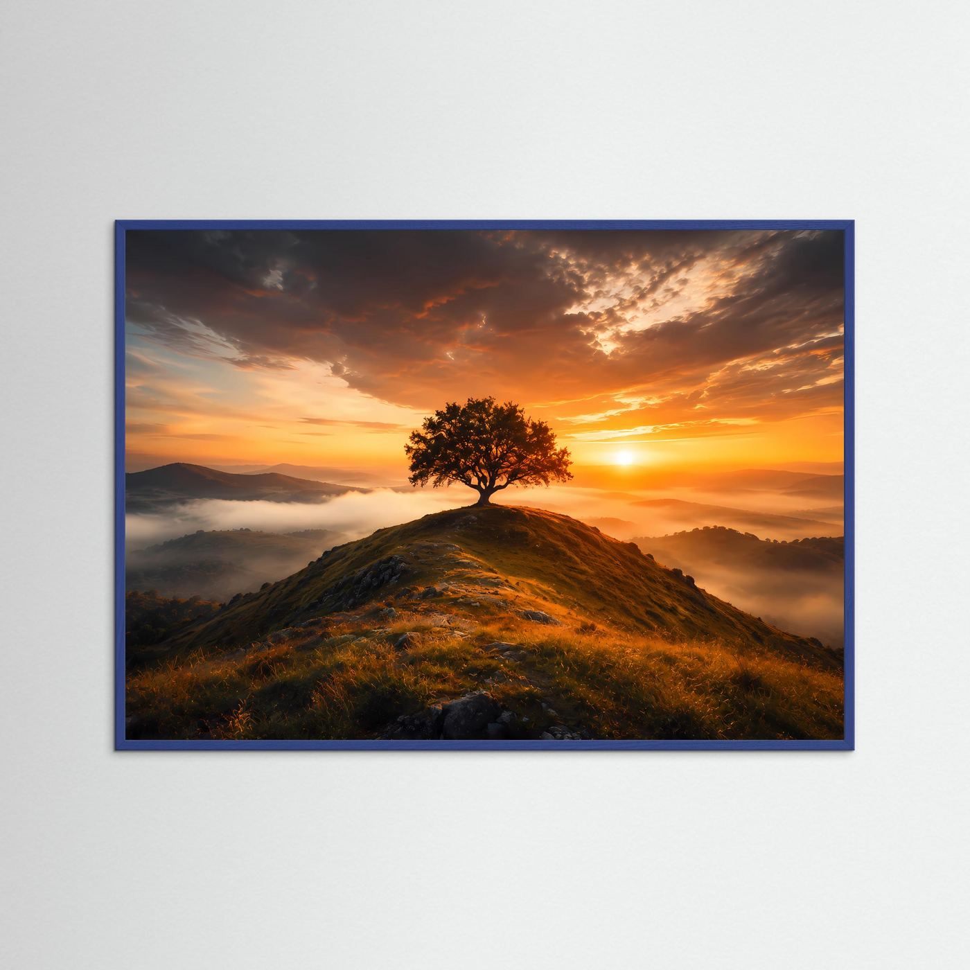 Landschaftsposter mit einsamem Baum auf Hügel, blauer Rahmen, Sonnenaufgang