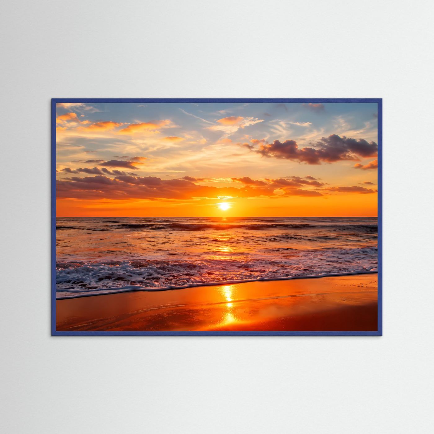 Poster im Querformat mit Sonnenuntergang am Meer im blauen Rahmen, goldene Wellen am Strand.
