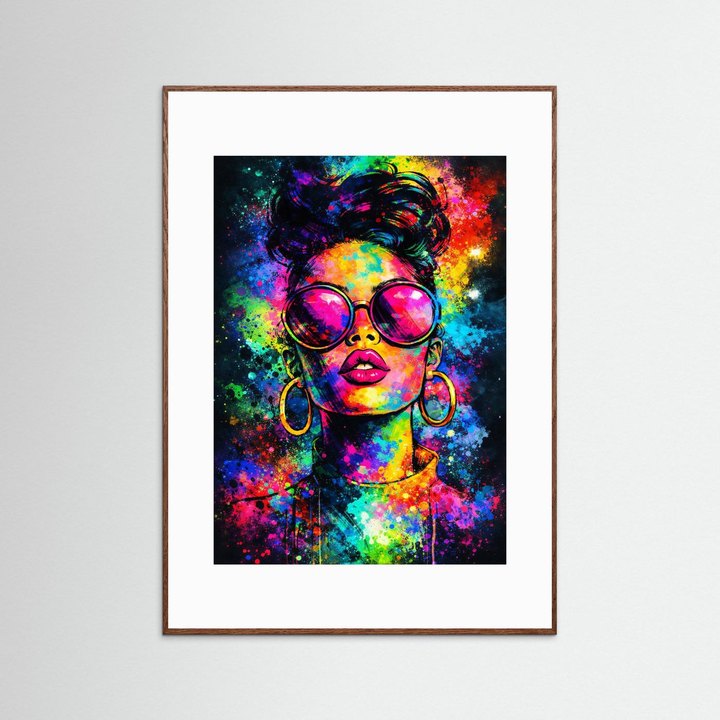 Pop-Art-Poster: Frau mit Sonnenbrille, Farbspritzer-Optik, bunter Druck, dunkelbrauner Rahmen