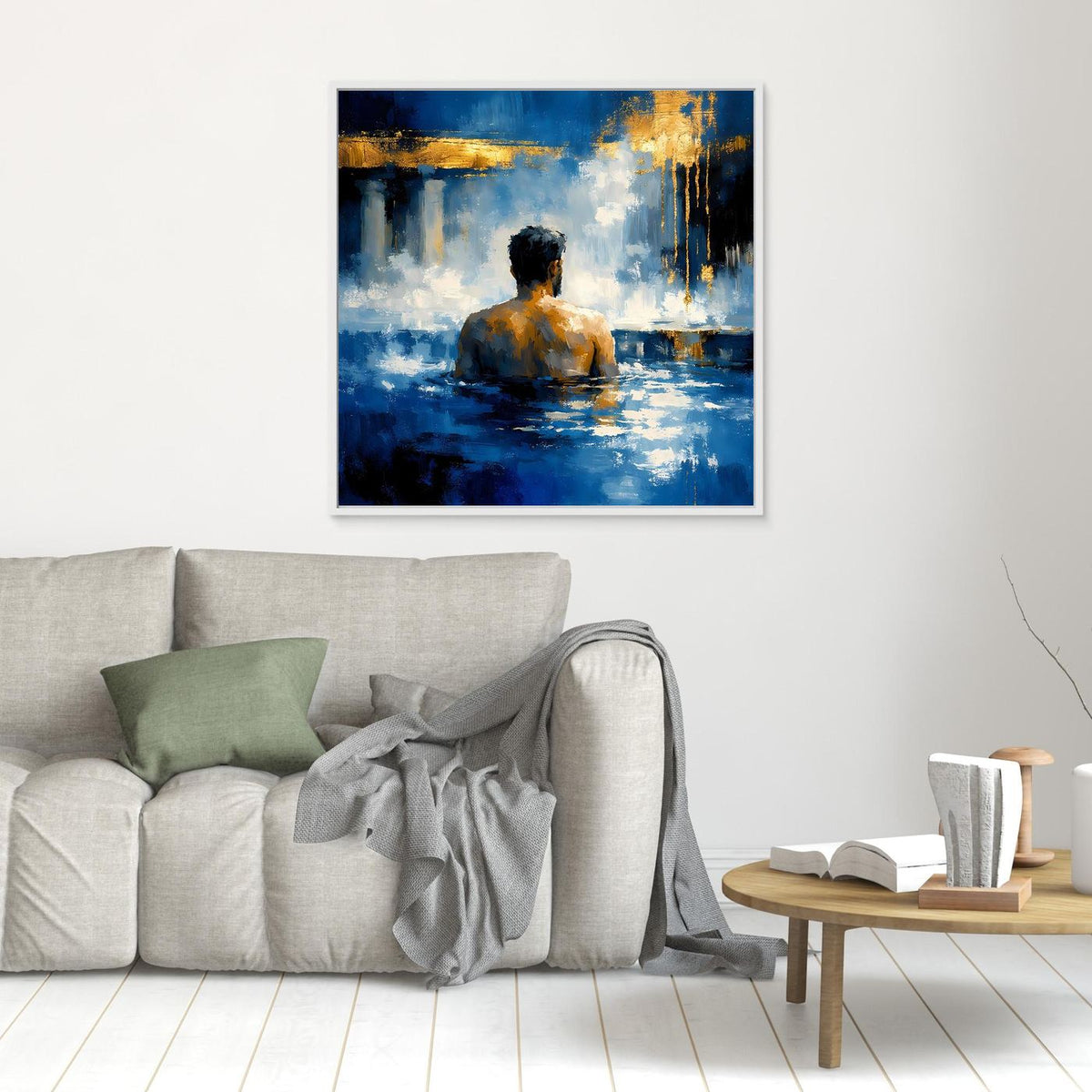 Wandbild auf Leinwand: Rückenansicht eines Mannes im blauen Bad, goldene Akzente, silbern gerahmt