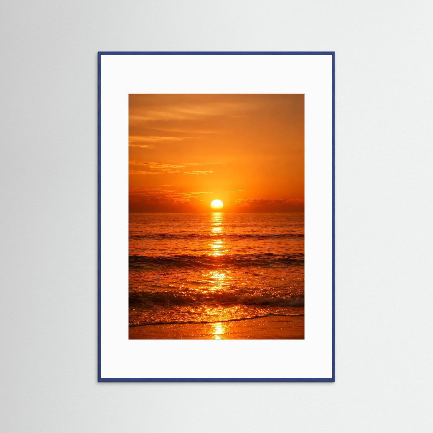 Ozean-Poster im Sonnenuntergang, goldenes Meer mit Sonne, blau gerahmt