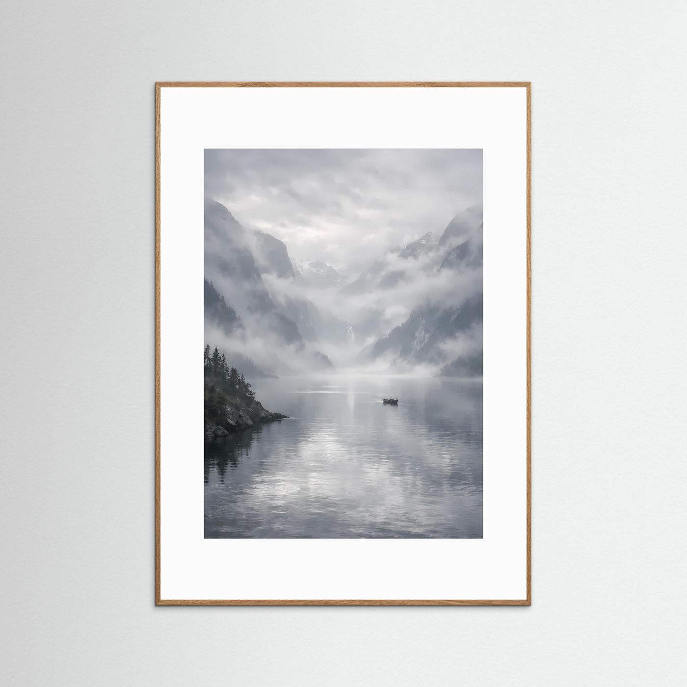 Gerahmtes Wandposter mit Fjordlandschaft, Bergen und Boot im Nebel, brauner Rahmen