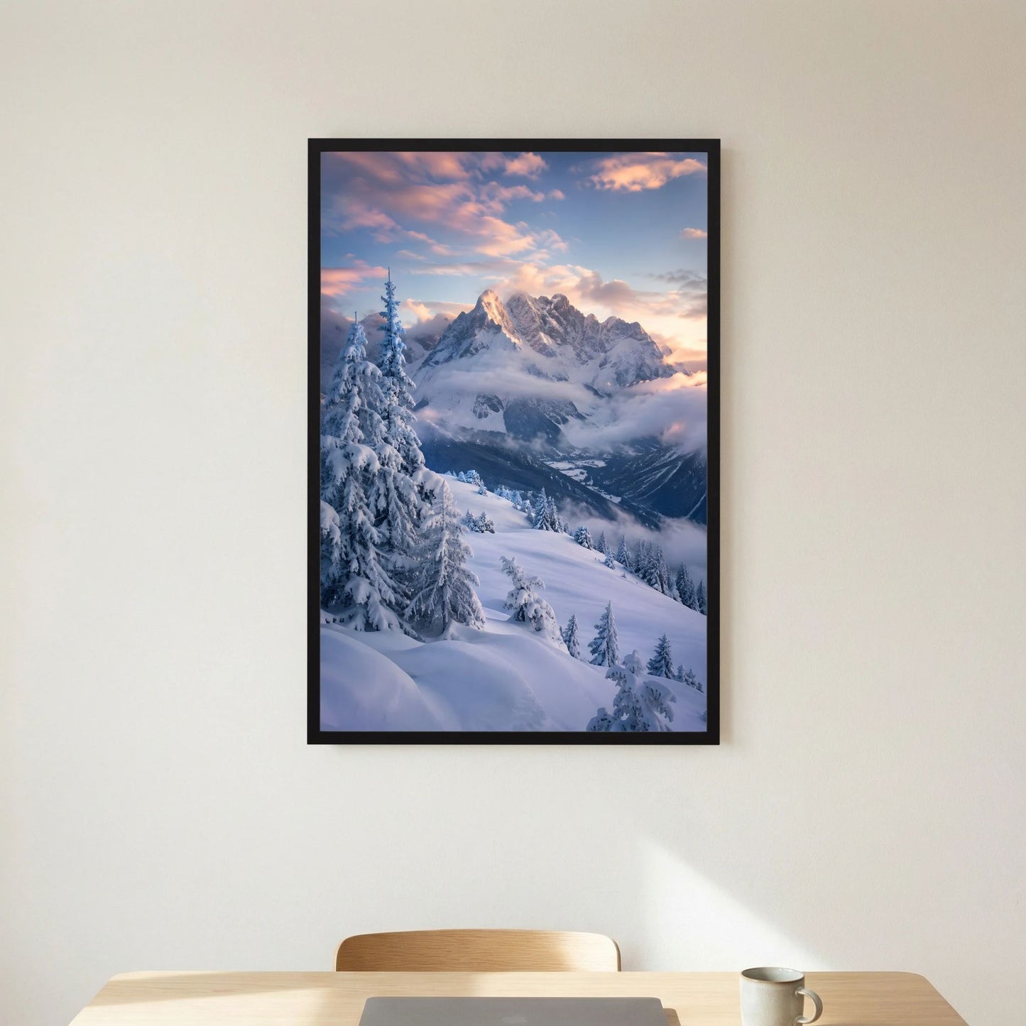 Hochformatiger Winterberg-Druck im schwarzen Rahmen, verschneite Berge und Tannen