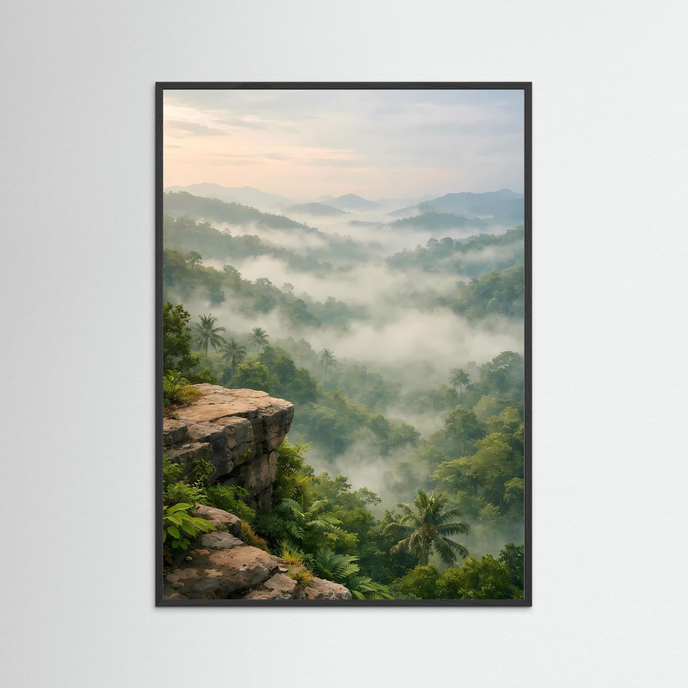 Naturposter im Hochformat mit schwarzem Rahmen: Dschungel, Nebel und Felsklippe