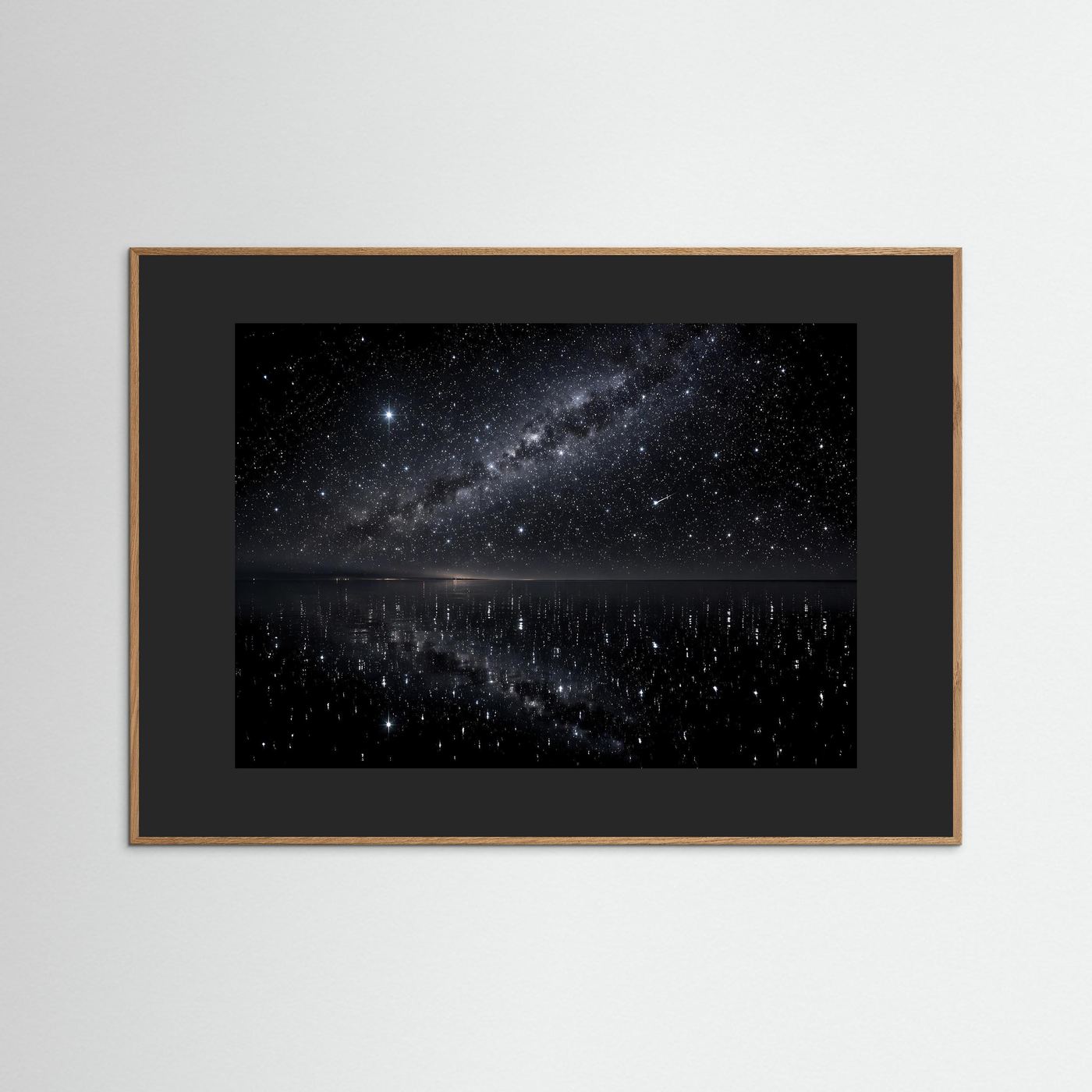 Gerahmtes Poster mit Sternenhimmel und Seespiegel, dunkle Einfassung