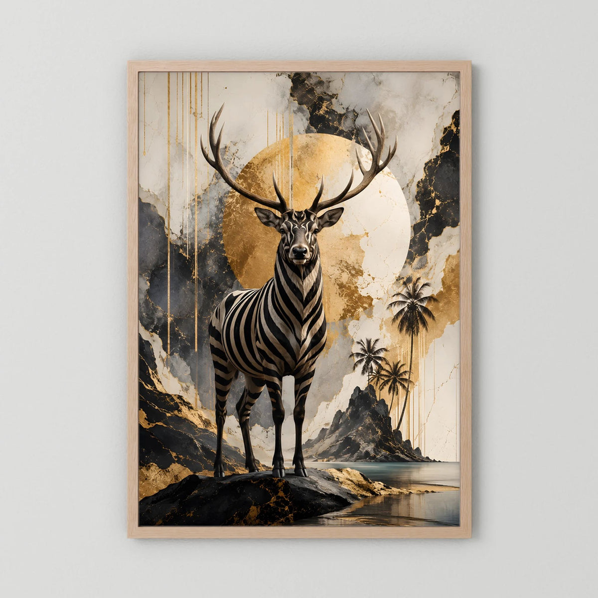 Kunstposter im Hochformat im Naturholzrahmen: Zebramuster-Hirsch mit goldenen Akzenten