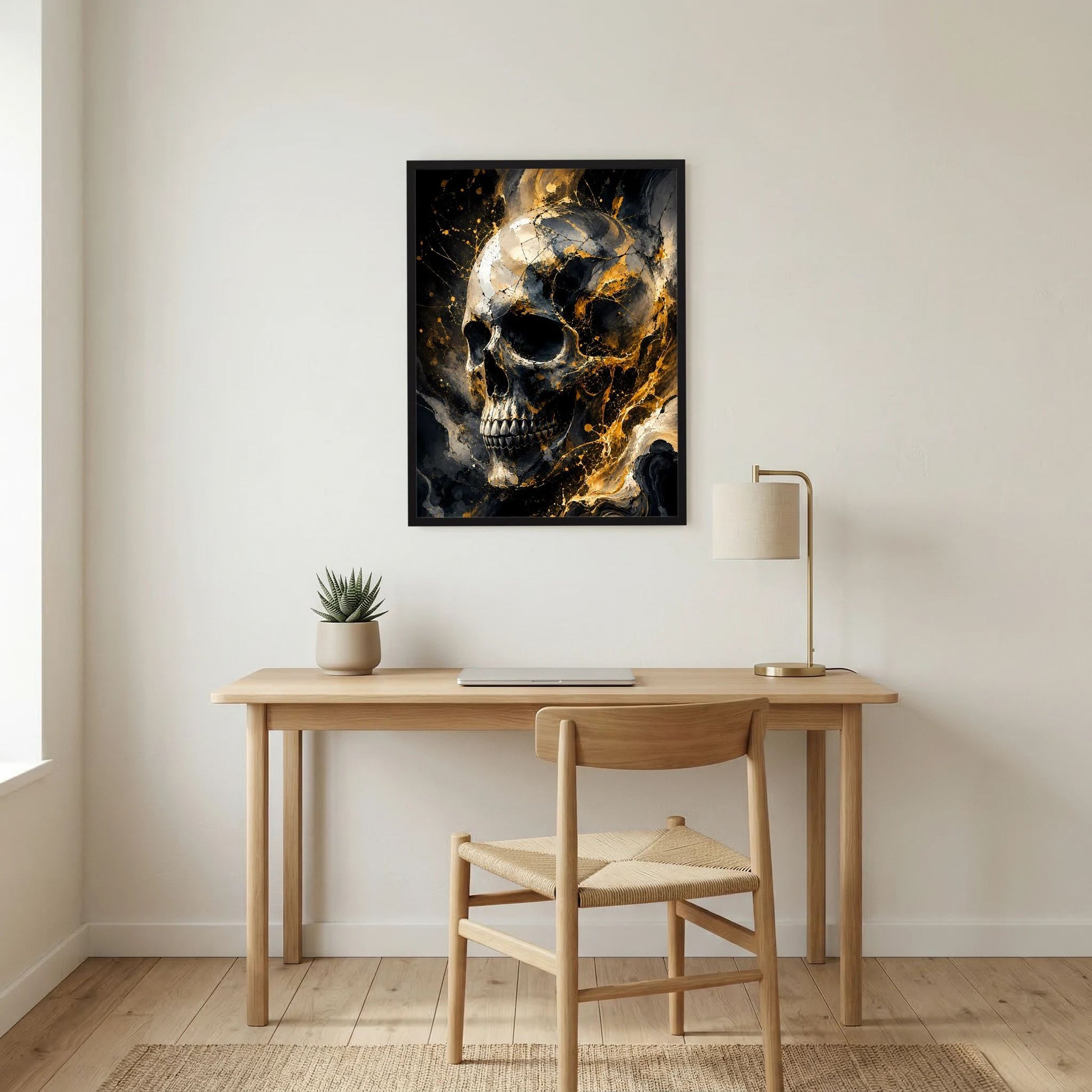 Wandposter im Hochformat mit Totenkopf-Motiv in Schwarz und Gold, schwarzer Rahmen