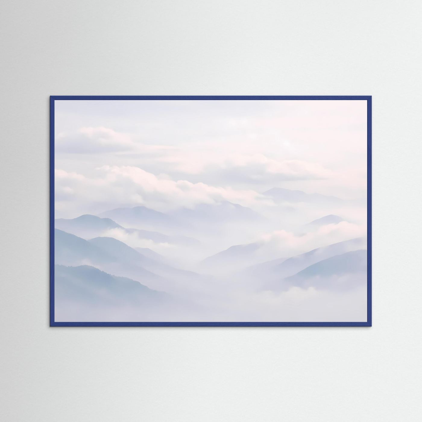 Panorama-Landschaftsposter mit nebligen Bergen im Wolkenmeer im blauen Rahmen