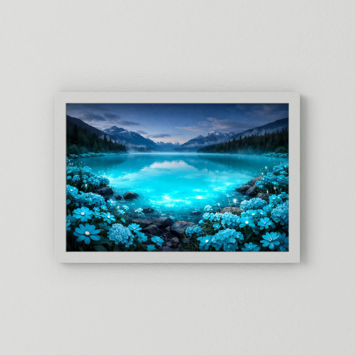 Querformat-Poster mit weißem Rahmen und blau leuchtendem Bergsee sowie blauen Blumen