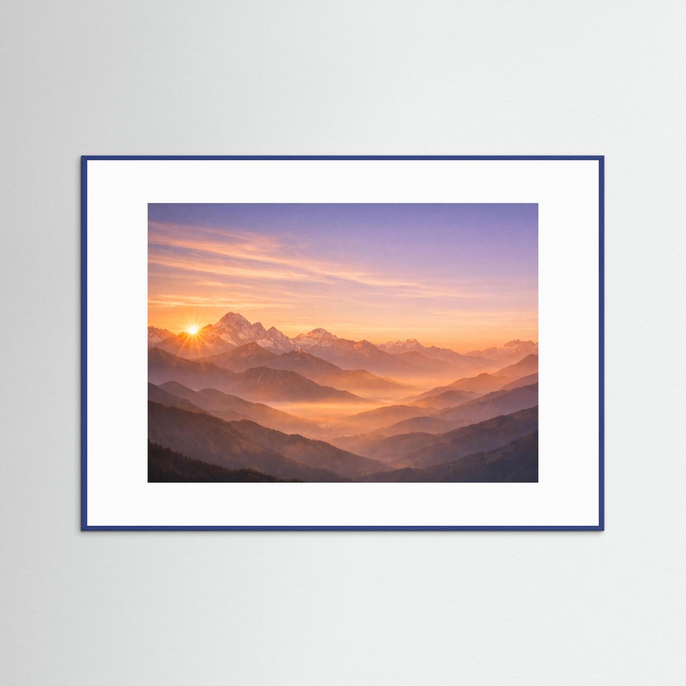 Querformat-Poster mit Sonnenaufgang über Alpen, blau gerahmt