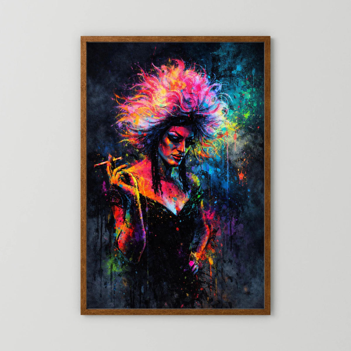 Drag-Queen-Poster im braunen Holzrahmen mit Zigarette, bunte Perücke, Farbexplosion