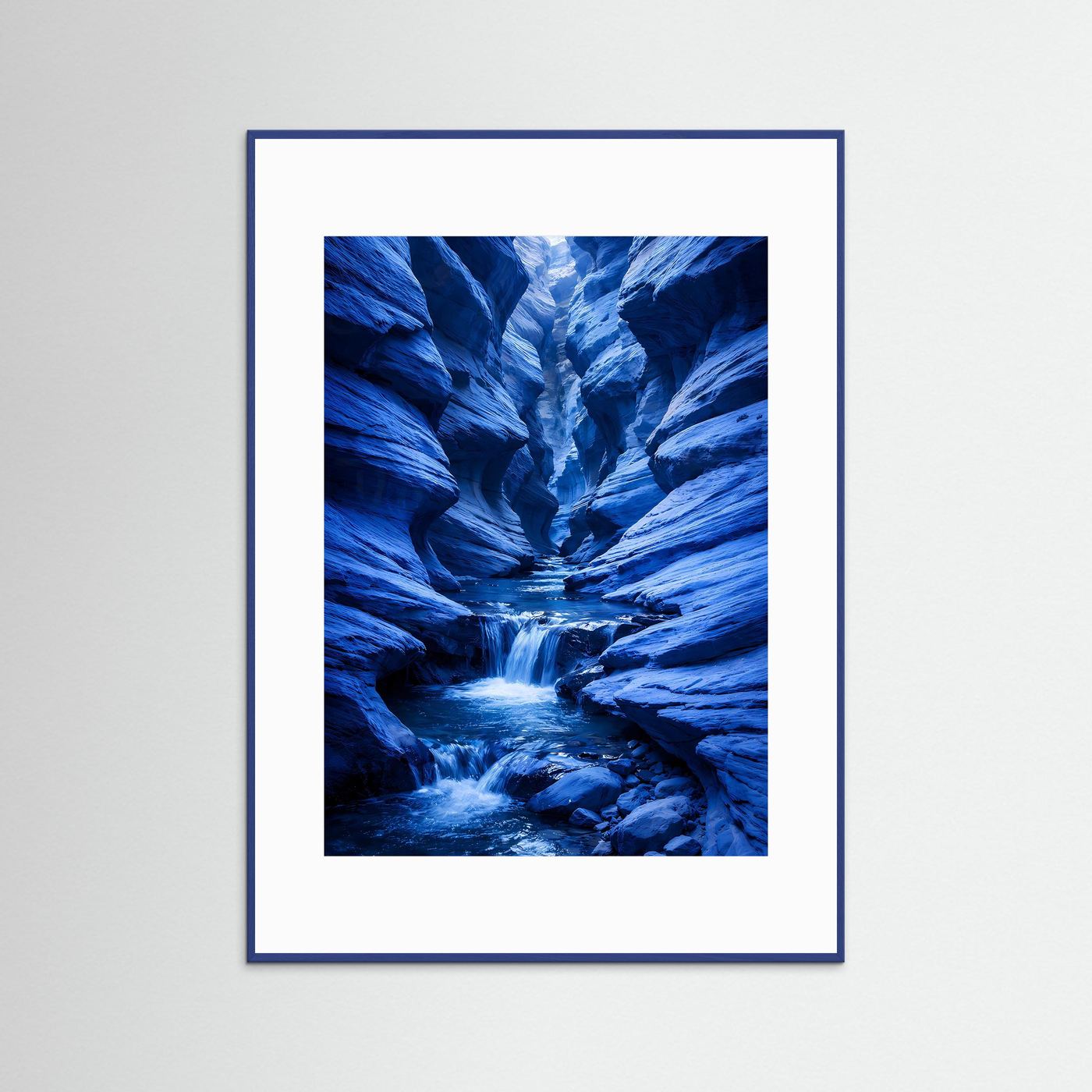 Indigo-Canyon-Poster mit blauem Flusslauf, im blauen Rahmen
