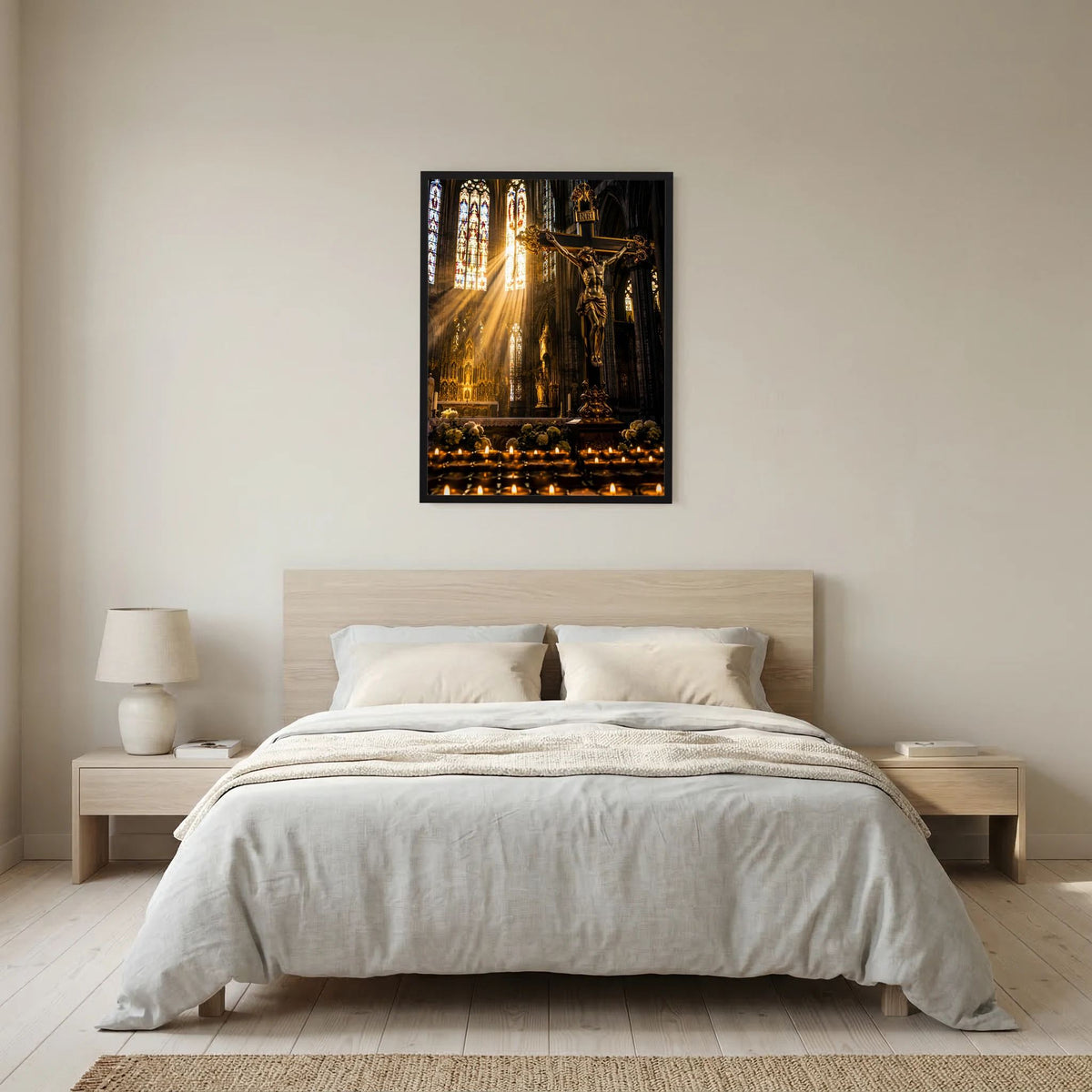 Poster mit schwarzem Rahmen: Jesus am Kreuz in gotischer Kirche, Lichtstrahlen