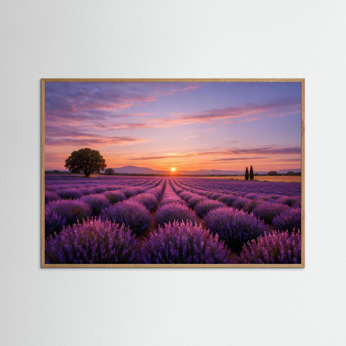 Natur-Poster im Querformat mit hellem Holzrahmen; Lavendelmeer unter orangefarbenem Himmel.