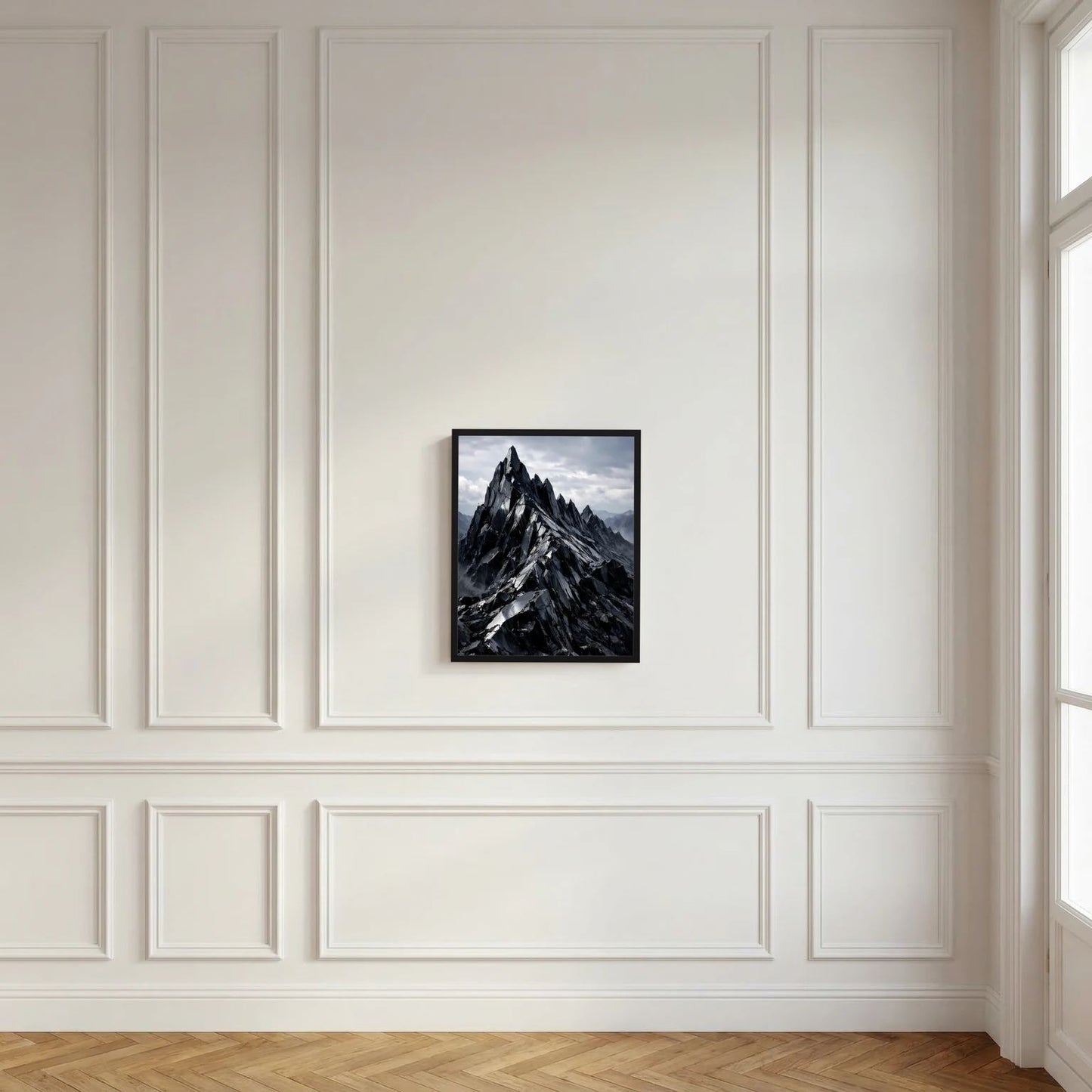 Wandbild mit schroffen Bergspitzen in Schwarz und Grau vor heller Wand