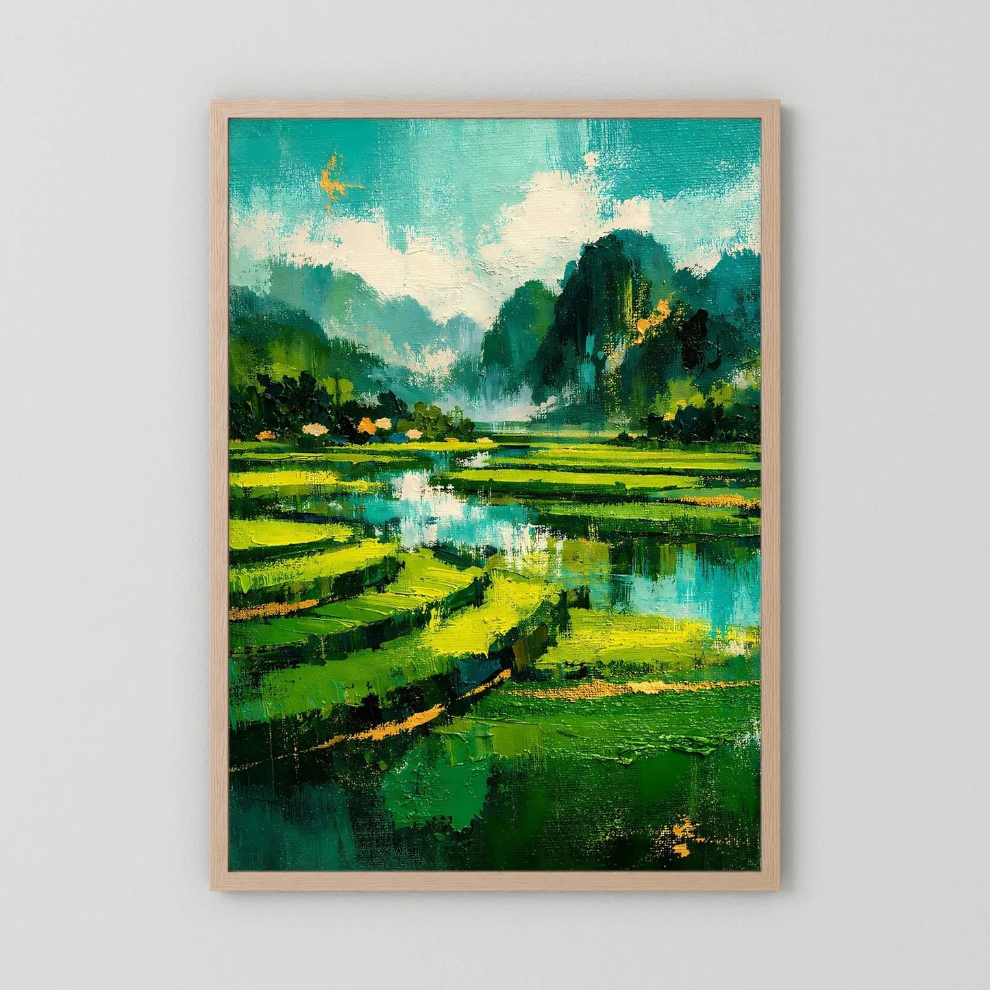 Poster mit grüner Berglandschaft und Wasser, hellbrauner Holzrahmen, Hochformat
