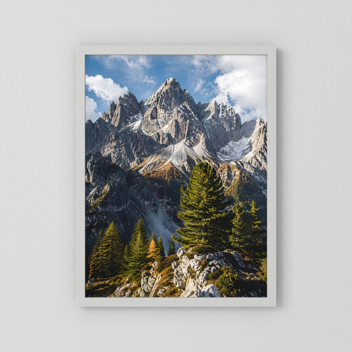 Poster mit weißem Rahmen und Passepartout: Alpenberge mit Tannen im Hochformat.