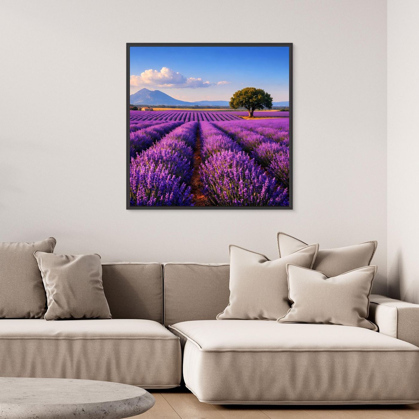 Landschafts-Leinwandbild mit Lavendelfeld und Baum im blauen Himmel, schwarz gerahmt