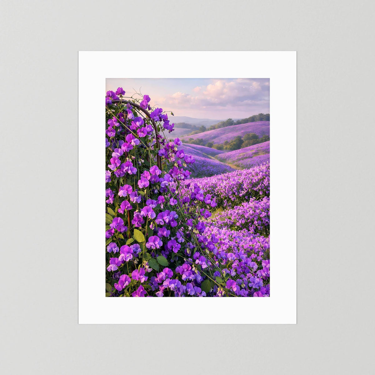 Wandbild im Hochformat mit weißem Rahmen und violetter Blütenlandschaft