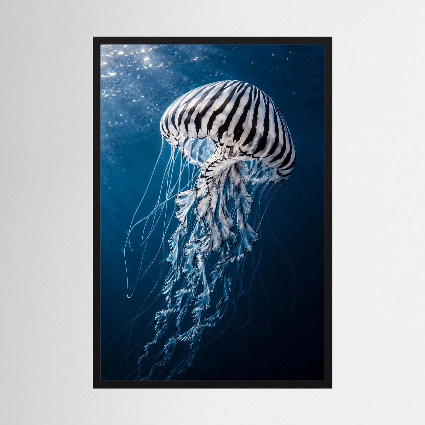 Poster mit Qualle im Blau, schwarz gerahmt