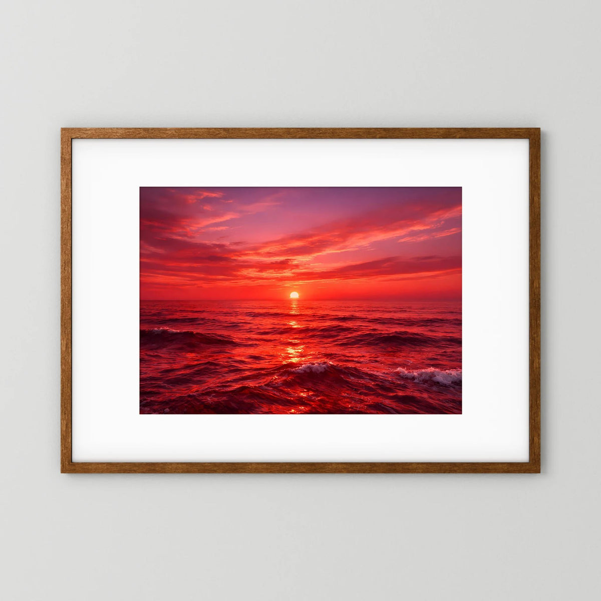 Poster mit Sonnenuntergang über dem Meer im braunen Holzrahmen mit weißem Rand