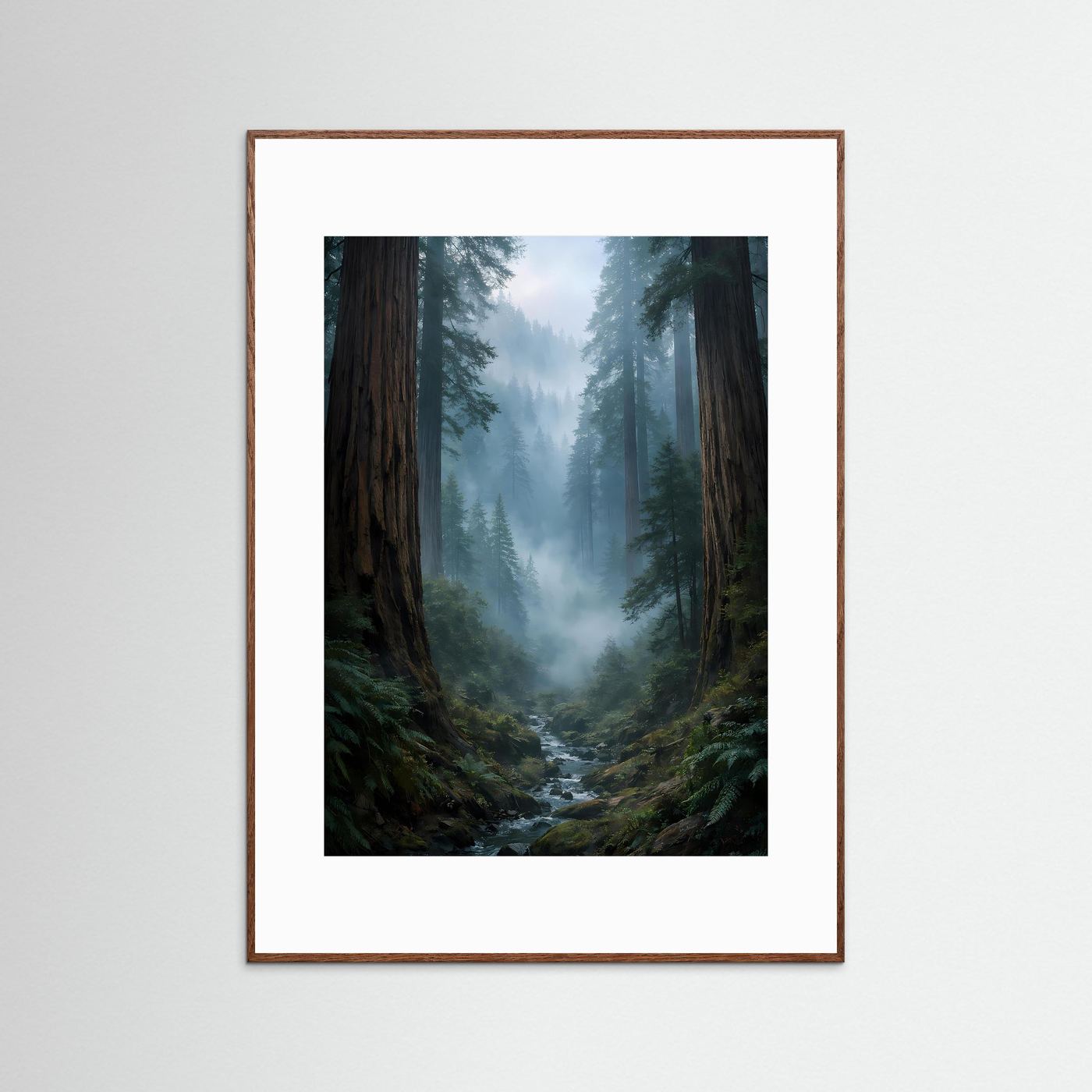 Poster mit Waldlandschaft im Nebel, dunkle Baumstämme, grüne Farbtöne, brauner Holzrahmen