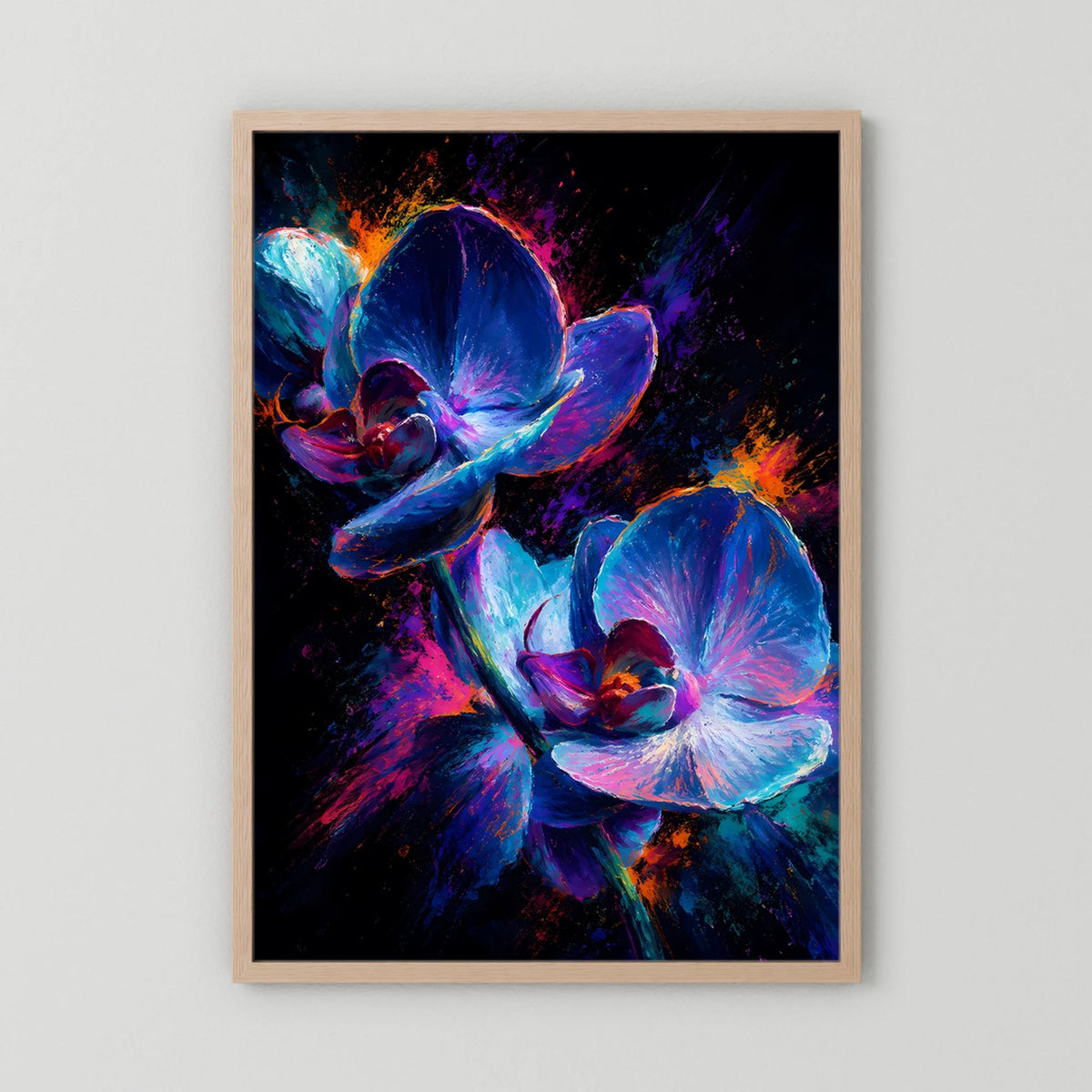 Hochformatiges Poster mit abstrakten Orchideen in Blau und Pink auf schwarzem Hintergrund, naturfarbener Holzrahmen
