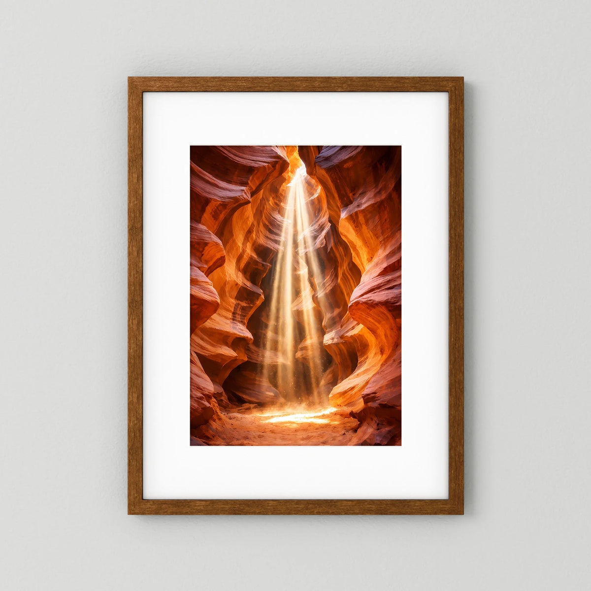 Canyon-Poster im Hochformat mit leuchtendem Strudel in Orange und Gold, brauner Holzrahmen
