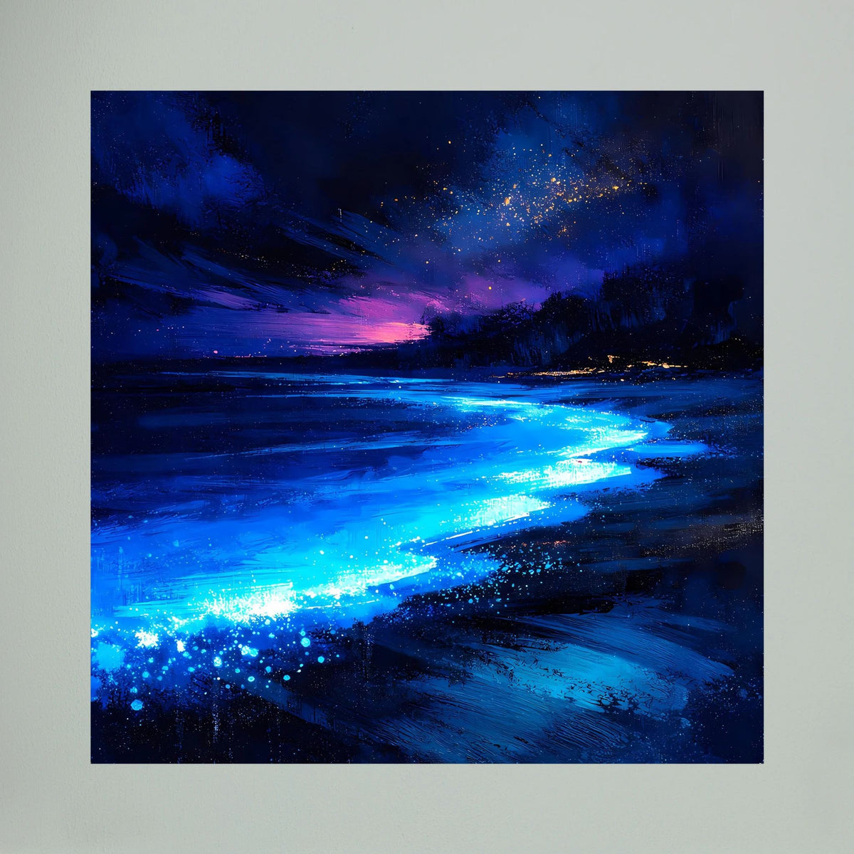 Leinwandbild Strand bei Nacht mit leuchtend blauem Ufer und sternenreichem, violettem Himmel.