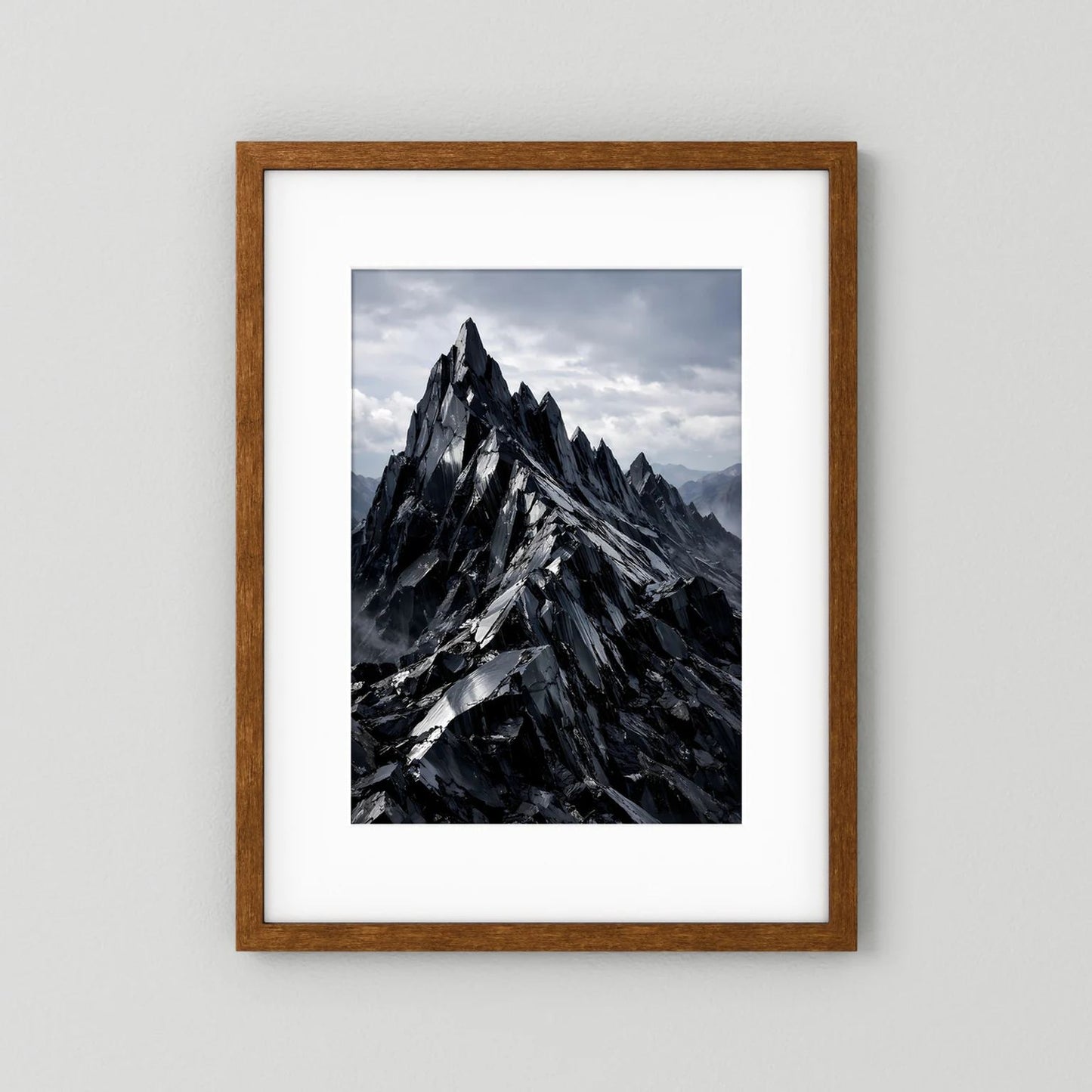 Wandbild-Poster mit Holzrahmen und weißem Passepartout, Kristallbergmotiv in Schwarz-Grau.