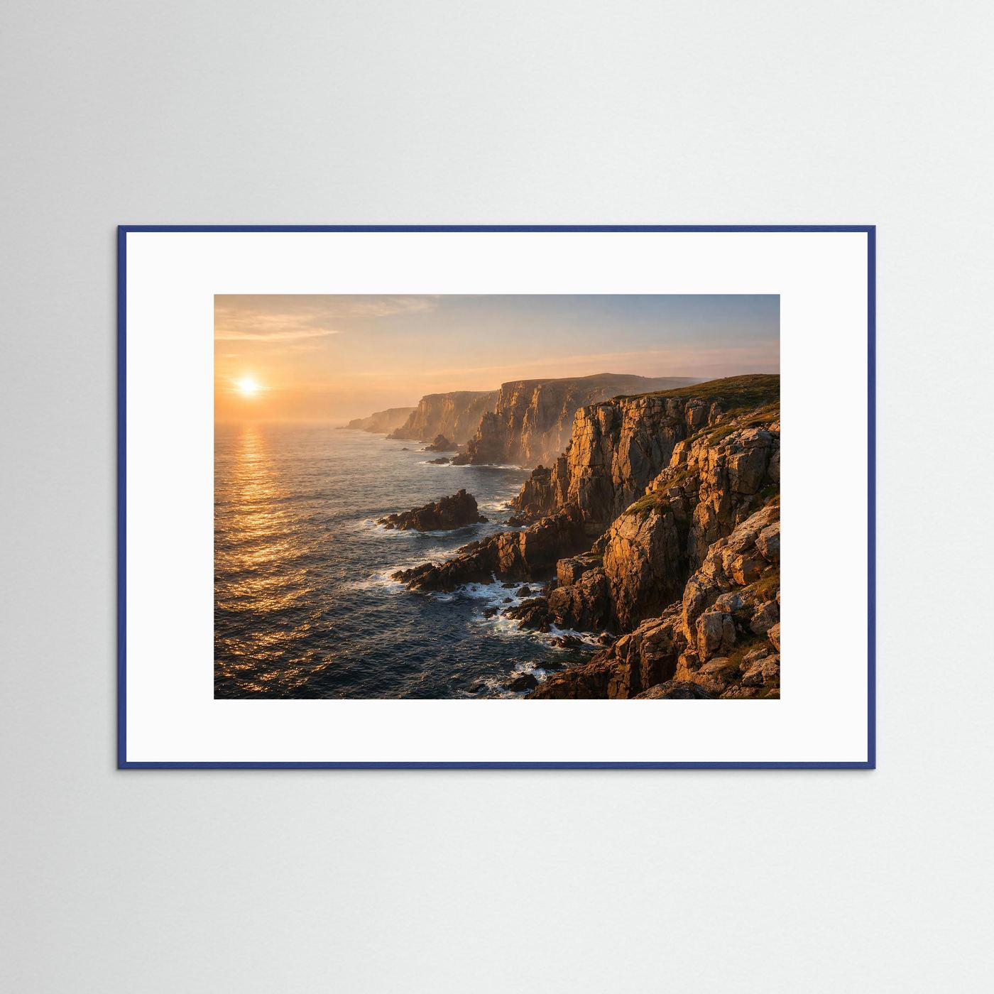 Panoramisches Naturposter mit Steilküste und Sonnenuntergang, blauer Rahmen
