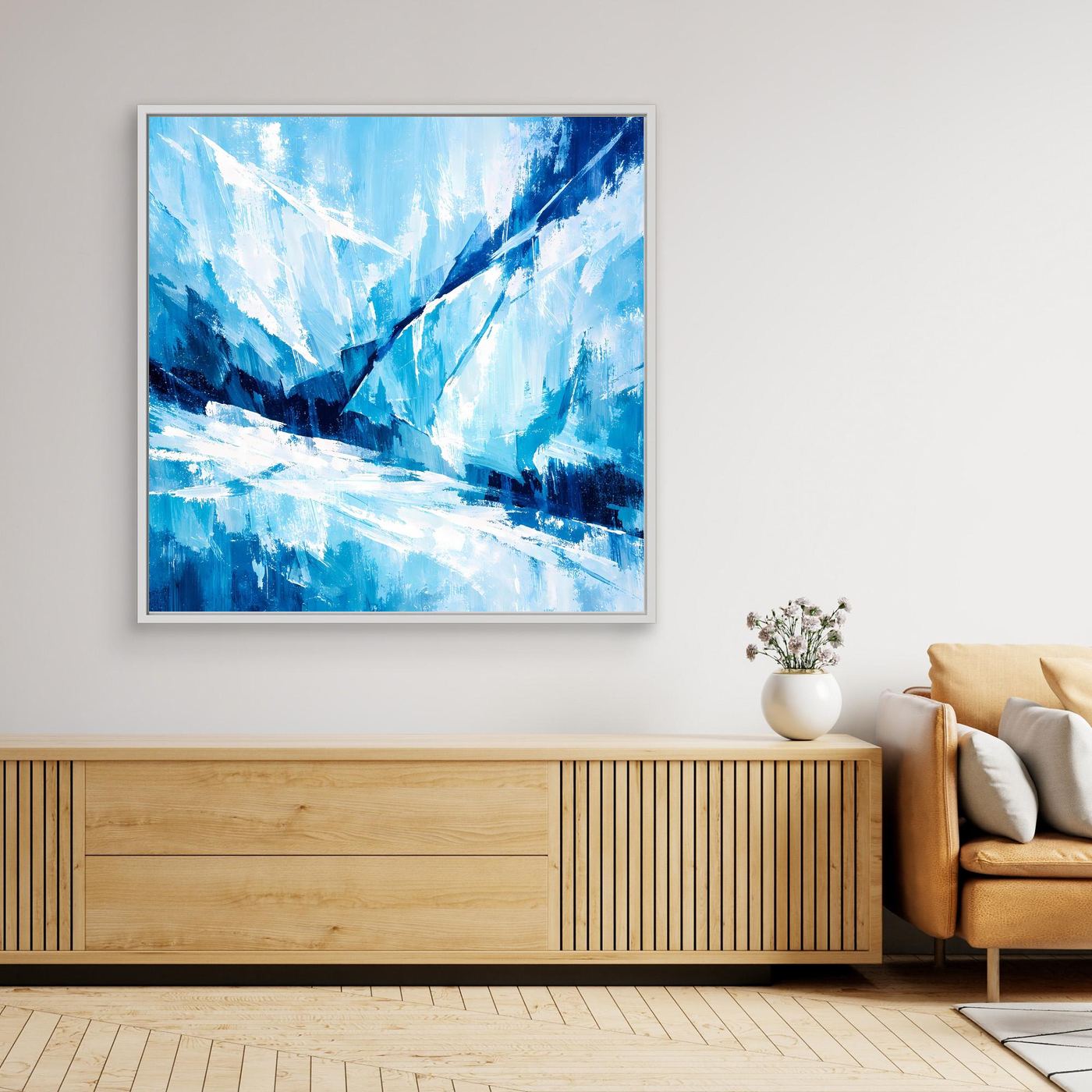 Abstraktes Gletscher-Wandbild, blau-weiße Eisoptik, weiß gerahmt